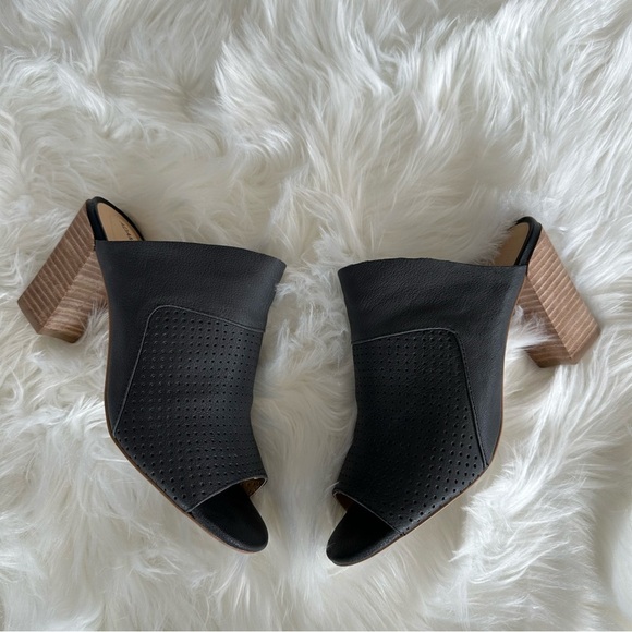 💥MAKE ME AN OFFER💥 EUC (Worn 1x) Adam Tucker Peep Toe Heeled Mules